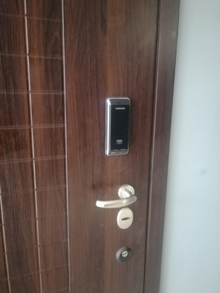 Электронный замок Samsung SHS-2920 снаружи